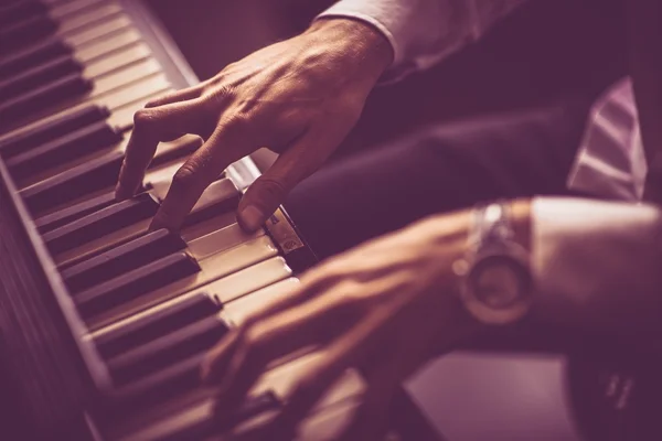 Hombre Piano Playing — Foto de Stock