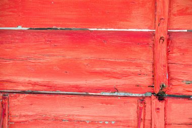 Kırmızı boyalı yaşlı ahşap