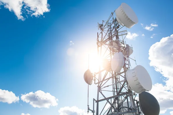 Torre celular en el sol —  Fotos de Stock