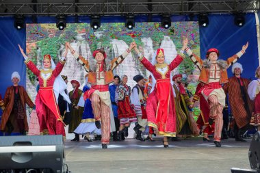 Minsk, Belarus - 29 Mayıs 2021: Yukarı Minsk şehrinin konser yeri. Avrupa ve Asya halklarının dansları.