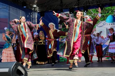 Minsk, Belarus - 29 Mayıs 2021: Yukarı Minsk şehrinin konser yeri. Avrupa ve Asya halklarının dansları.