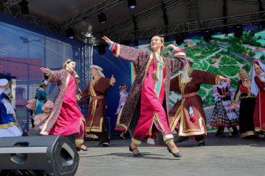 Minsk, Belarus - 29 Mayıs 2021: Yukarı Minsk şehrinin konser yeri. Avrupa ve Asya halklarının dansları.