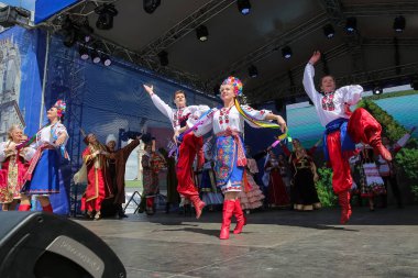 Minsk, Belarus - 29 Mayıs 2021: Yukarı Minsk şehrinin konser yeri. Avrupa ve Asya halklarının dansları.