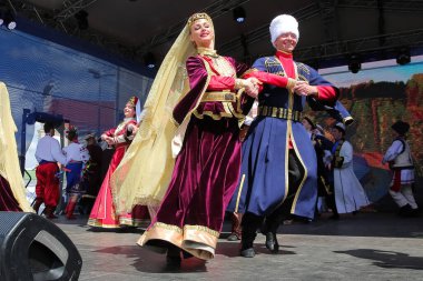 Minsk, Belarus - 29 Mayıs 2021: Yukarı Minsk şehrinin konser yeri. Avrupa ve Asya halklarının dansları.