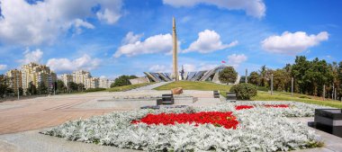 Minsk, Belarus - 15 Temmuz 2021 Stele, Minsk şehri. Büyük Vatanseverlik Savaşı Tarihi Beyaz Rusya Devlet Müzesi 'nin birleşik topluluğunun bir parçasıdır. Minsk 'teki Anıt.