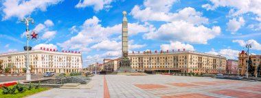 Minsk, Belarus - 15 Temmuz, 2021 Zafer Meydanı. Büyük Vatanseverlik Savaşı sırasındaki insanların kahramanca eylemlerinin anısına unutulmaz bir yer. Minsk.