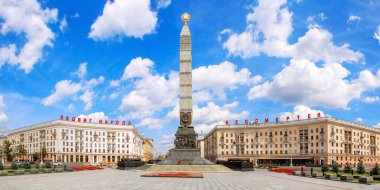 Minsk, Belarus - 15 Temmuz, 2021 Zafer Meydanı. Büyük Vatanseverlik Savaşı sırasındaki insanların kahramanca eylemlerinin anısına unutulmaz bir yer. Minsk.
