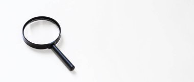 Adamın eli, klasik bir büyüteç tutuyor, yakın plan beyaz arkaplanda izole edilmiş, resim veya metin için kopyalama alanı