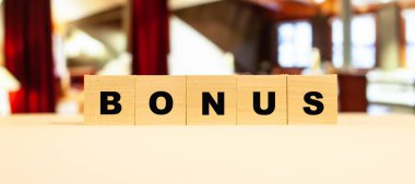 Zarların üzerinde büyük harflerle bonus yazıyor. Ödev için iş ifadesi.