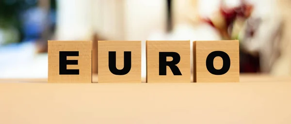 Slovo Euro Dřevěných Kostkách Pozadí Interiéru Světová Měna Platbě — Stock fotografie