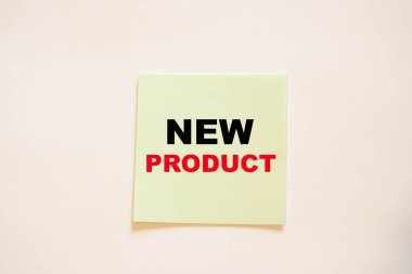 Yeni Prodüksiyon metniyle kare kağıt üzerinde kavramsal fotoğraf.