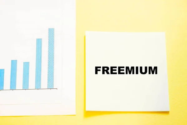 Affärsidé Ord Freemium Fyrkantigt Papper Med Diagram Växer Uppåt — Stockfoto