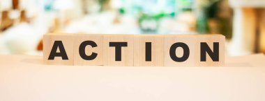 Bir yaz içinin arka planına karşı küplerle ilgili AcTION metni.