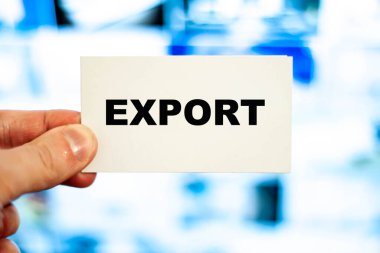 Adam ekranın arka planında EXPORT kelimeleriyle beyaz kağıt tutuyor