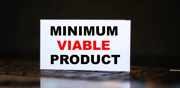 MINIMUM SÜRÜLKÇE Bilgisayar arkaplanındaki beyaz kağıt üzerinde iş ifadesi.