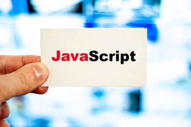 Javascript sözcüğüyle birlikte bir kartvizit tutan programcı