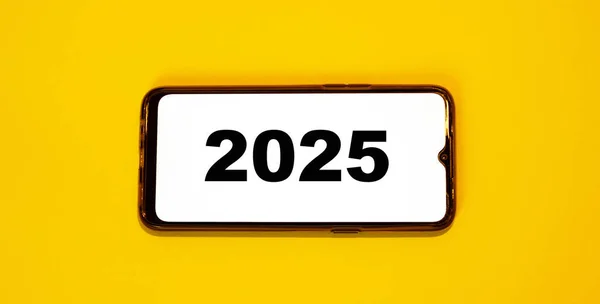 2025 'te turuncu bir geçmişi olan akıllı bir telefon..