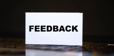 Bilgisayar masasında dizüstü bilgisayarla FEEDback. İş yapmak için önemli bir rol.