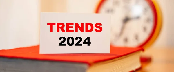 2024 trendi yuvarlak saat ile ferahlatıcı bir arkaplan.