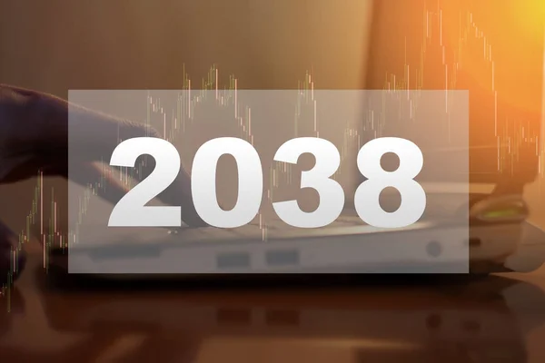 2038 'de bir adam bilgisayarın başında çalışıyor.