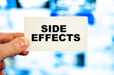 Doktor, ilaçların ve ameliyatların yan etkilerine ilişkin tavsiyelerde bulunur