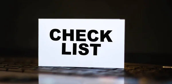 컴퓨터에 테이블 Check List — 스톡 사진