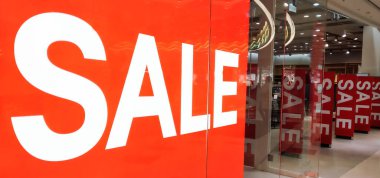 Büyük harfli pankart - Girişin önünde satılık