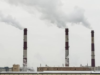 Bulutlu bir günde havayı kirleten borular şehrin etrafını sarıyor.