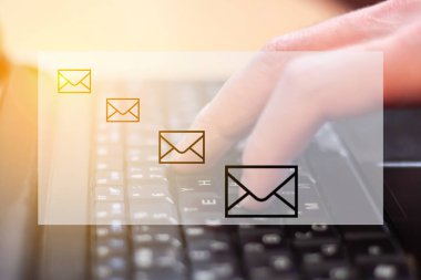 Adam sabah işte ya da evde bilgisayarından birden fazla e-posta gönderiyor.