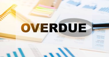 Mali tablolarda büyüteç ve not defteriyle karşılaşıyor..