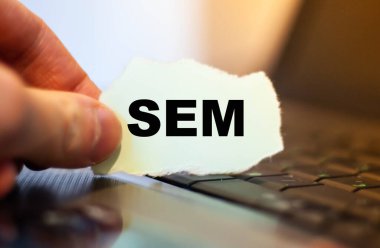 Kağıtlar üzerindeki SEM kavramı insan eliyle bilgisayar arkaplanında