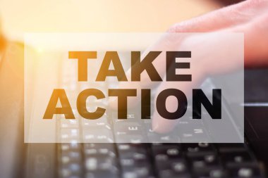 Action Strategy Vision Planlama, Yaratıcı Geliştirme Stratejisi. İşadamı bilgisayarda yazıyor.