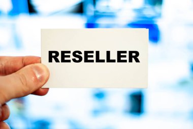 Bir yönetmenin elindeki kartvizitle ilgili satıcı sözü.