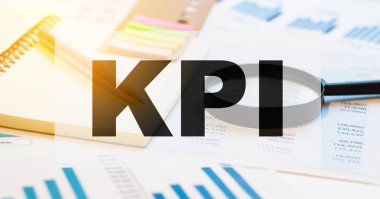 Kâr ve finansal performansın analizi için finansal tabloların arka planında iş analizi kavramı.