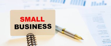 Küçük işletme - finans ve iş belgelerinin arkaplanındaki kartvizitteki kelimeler