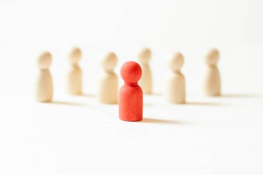 Kalabalığın içinde kırmızı bir adam figürü. Hastalıklı taşıyıcı salgının yayılma tehlikesiyle karşı karşıya. Sosyal mesafe. İş ekibinin başını eğitir..