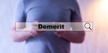 Haksızlık - internet araması. Bir kişi internetten bilgi öğreniyor