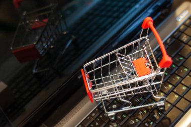 Açık bir dizüstü bilgisayarla alışveriş yapmak. İnternet üzerinden alışveriş kavramı