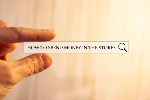 店でお金を使う方法 お金の浪費の問題を解決するという概念 検索ホログラムで情報を検索する人 — ストック写真