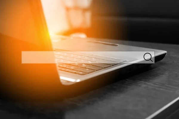 İş yerindeki siyah bir laptopta arama barı. Kendi kendini izole etme ya da evden uzakta çalışma konsepti. Metin için yer