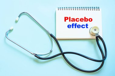 Plasebo etkisi, steteskop arkaplanındaki tıbbi metin
