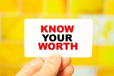 Değerini bil. Kartvizitte güneşli arkaplanı olan metin