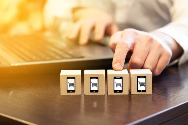 Online alışveriş seçimi konsepti. İnsan elektronik cihazlardan online alışveriş yapmayı seçer