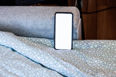 Dairede beyaz beyaz ekranlı çerçevesiz akıllı telefon. Metin için beyaz boşluk