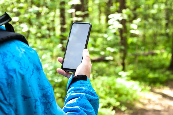 Seorang Pria Musim Semi Dengan Smartphone Hutan Konsep Kerja Jarak — Stok Foto