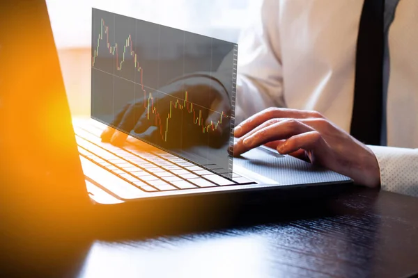Bilgisayardaki bir tüccar 2 Haziran 2021 'de Bitcoin kriptosu fiyatına 37.000 dolar olarak bakıyor.