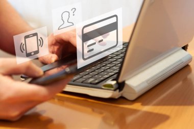 Sahtekârların online banka kartlarından para çalması. Çevrimiçi aramalar yoluyla online dolandırıcılık kavramları