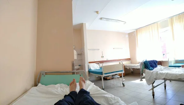 2021 Yazında Hastanedeki Bir Koğuşun Panoraması Hasta Yazın Ameliyattan Sonra — Stok fotoğraf