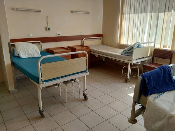 Betten Auf Einer Krankenhausstation Die Moderne Realität Eines Krankenzimmers — Stockfoto