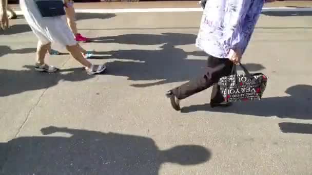 Tłum Ludzi Jedzie Wakacje Dworzec Nogi Ludzi Spacerujących Mieście Upalny — Wideo stockowe